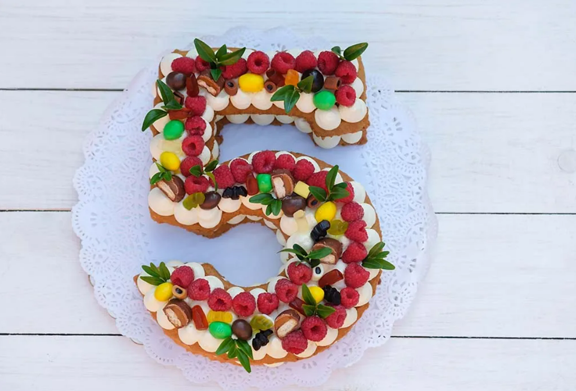 День рождения пятерки. Торт цифра. Торт цифра 5. Тортик с цифрой 5. Торт цифра украшение.